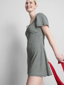 Vestido corto con frunces y manga casquillo