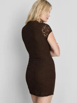 Vestido corto de encaje con cuello mao