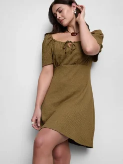 Vestido corto estilo campestre fruncido