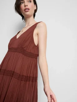 Vestido corto fruncido con cuello de pico