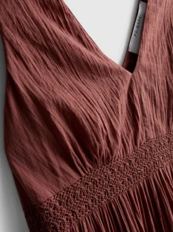 Vestido corto fruncido con cuello de pico