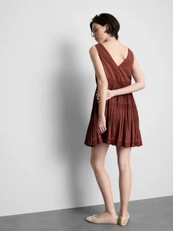 Vestido corto fruncido con cuello de pico