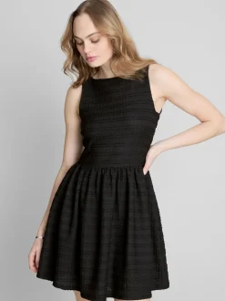 Vestido corto fruncido con textura