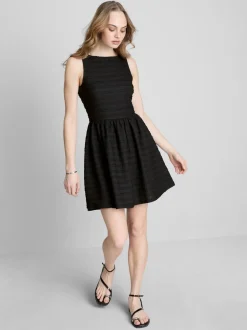 Vestido corto fruncido con textura