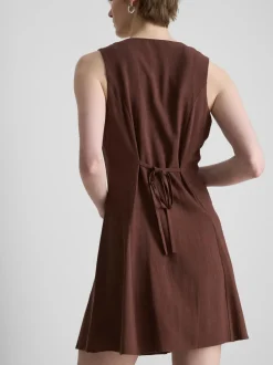Vestido corto sin mangas con cuello de pico