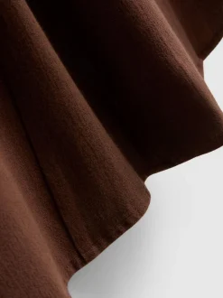 Vestido corto sin mangas con cuello de pico