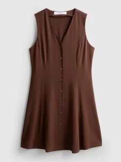 Vestido corto sin mangas con cuello de pico