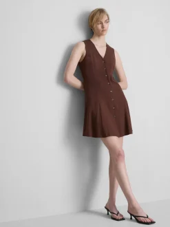 Vestido corto sin mangas con cuello de pico