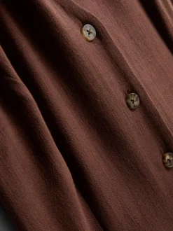 Vestido corto sin mangas con cuello de pico