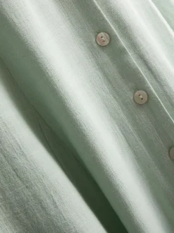 Vestido corto sin mangas con cuello de pico