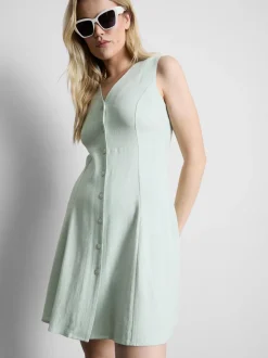 Vestido corto sin mangas con cuello de pico
