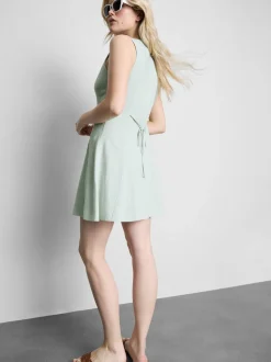Vestido corto sin mangas con cuello de pico