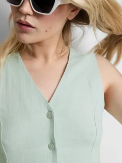 Vestido corto sin mangas con cuello de pico