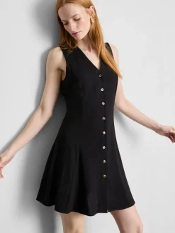 Vestido corto sin mangas con cuello de pico
