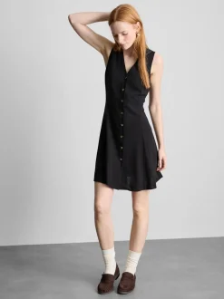 Vestido corto sin mangas con cuello de pico