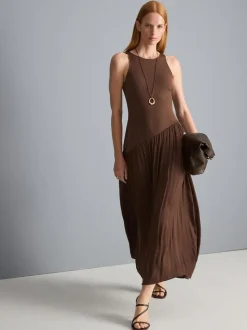 Vestido midi con bajo caído