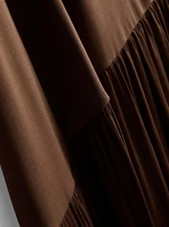 Vestido midi con bajo caído