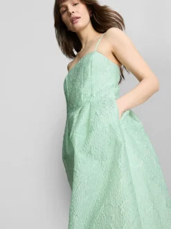Vestido midi entallado de jacquard con tirantes