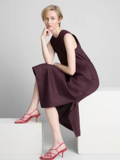Vestido midi sin mangas de lino de The Edit