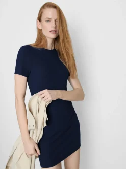 Vestido tipo camiseta corto acanalado