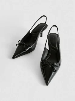 Zapatos destalonados con tira posterior y lazo