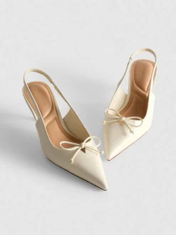 Zapatos destalonados con tira posterior y lazo