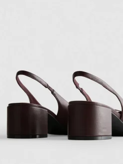 Zapatos de tacón grueso con tira posterior